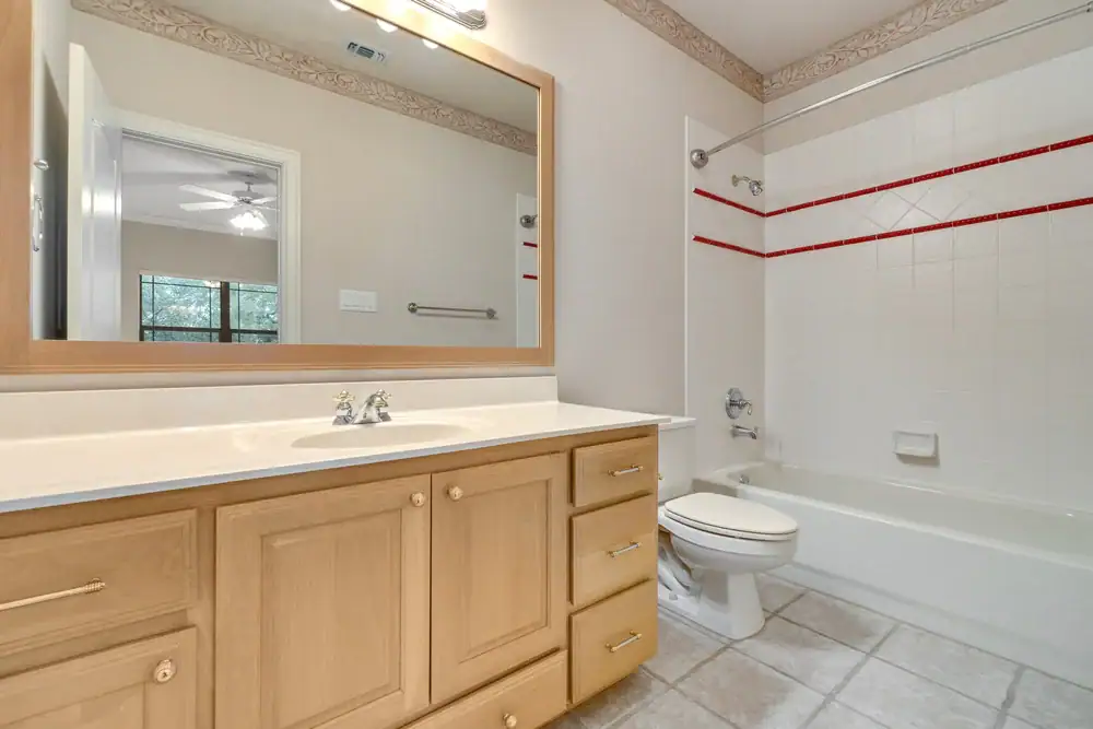 'n Badkamer met 'n spie&euml;l en 'n toilet, perfek vir jou volgende opknapping in NC en Horry County.